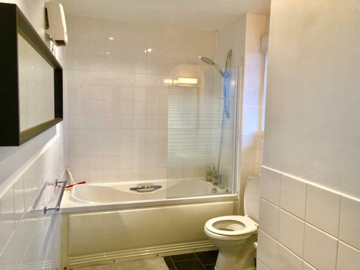לונדון 2 Bedrooms Modern Apartment, Lounge, Full Kitchen, Balcony, 5 Minutes Stratford Station מראה חיצוני תמונה