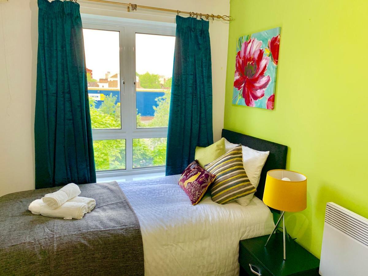 לונדון 2 Bedrooms Modern Apartment, Lounge, Full Kitchen, Balcony, 5 Minutes Stratford Station מראה חיצוני תמונה