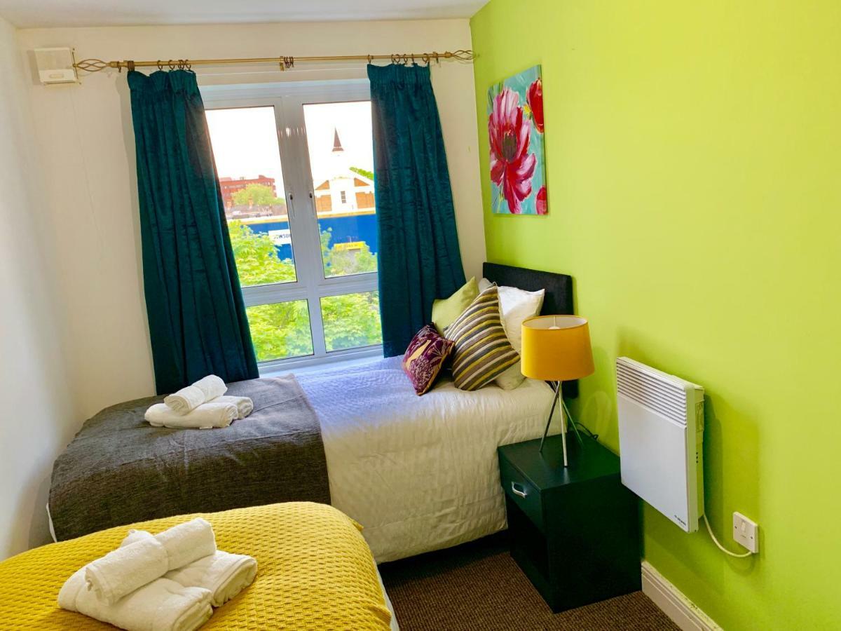 לונדון 2 Bedrooms Modern Apartment, Lounge, Full Kitchen, Balcony, 5 Minutes Stratford Station מראה חיצוני תמונה