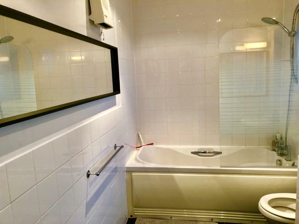 לונדון 2 Bedrooms Modern Apartment, Lounge, Full Kitchen, Balcony, 5 Minutes Stratford Station מראה חיצוני תמונה