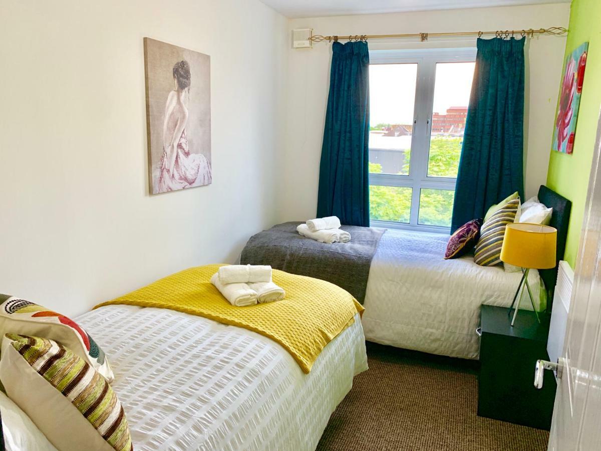 לונדון 2 Bedrooms Modern Apartment, Lounge, Full Kitchen, Balcony, 5 Minutes Stratford Station מראה חיצוני תמונה