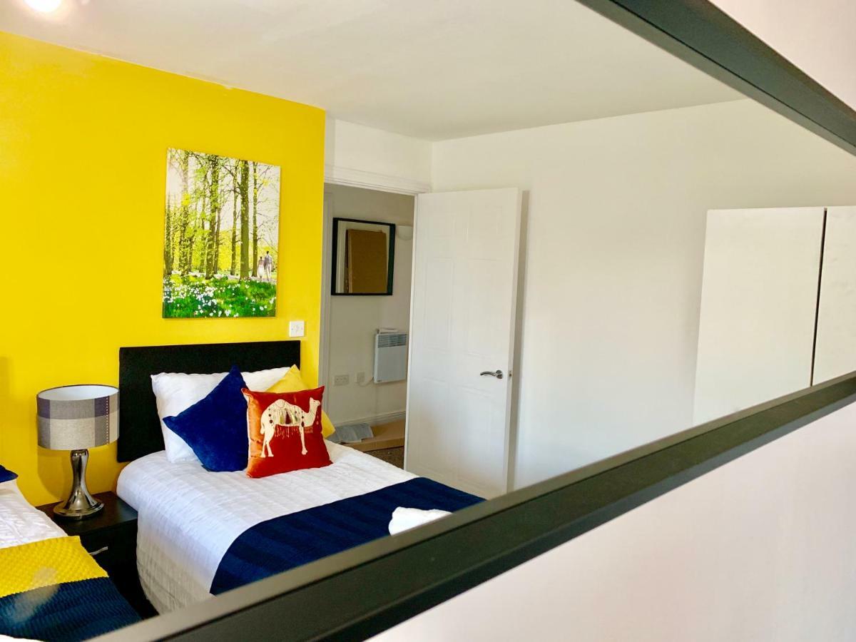 לונדון 2 Bedrooms Modern Apartment, Lounge, Full Kitchen, Balcony, 5 Minutes Stratford Station מראה חיצוני תמונה