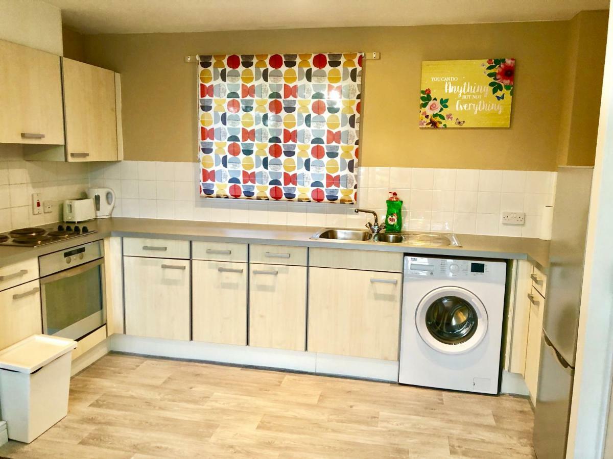 לונדון 2 Bedrooms Modern Apartment, Lounge, Full Kitchen, Balcony, 5 Minutes Stratford Station מראה חיצוני תמונה