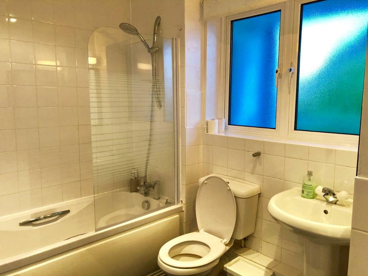 לונדון 2 Bedrooms Modern Apartment, Lounge, Full Kitchen, Balcony, 5 Minutes Stratford Station מראה חיצוני תמונה
