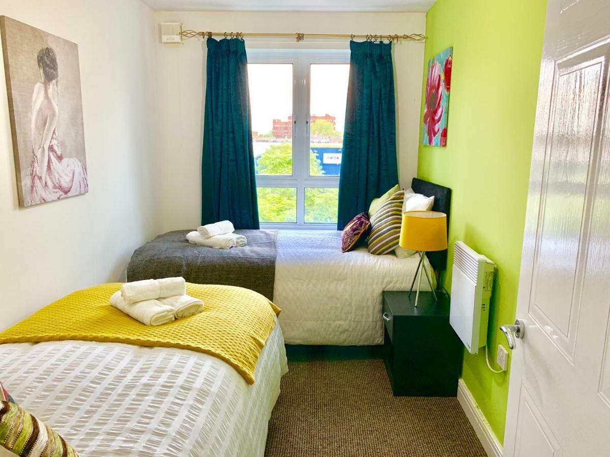 לונדון 2 Bedrooms Modern Apartment, Lounge, Full Kitchen, Balcony, 5 Minutes Stratford Station מראה חיצוני תמונה