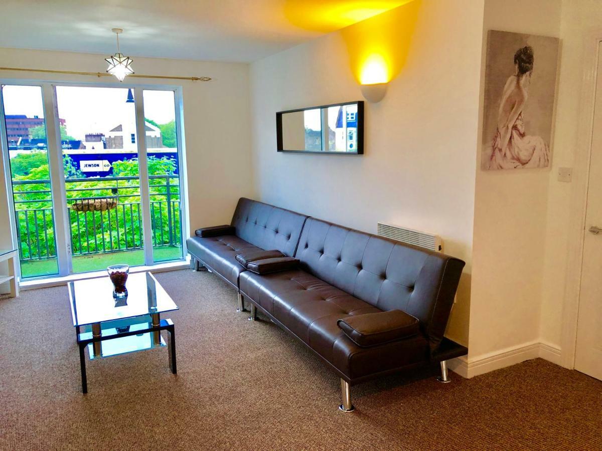 לונדון 2 Bedrooms Modern Apartment, Lounge, Full Kitchen, Balcony, 5 Minutes Stratford Station מראה חיצוני תמונה
