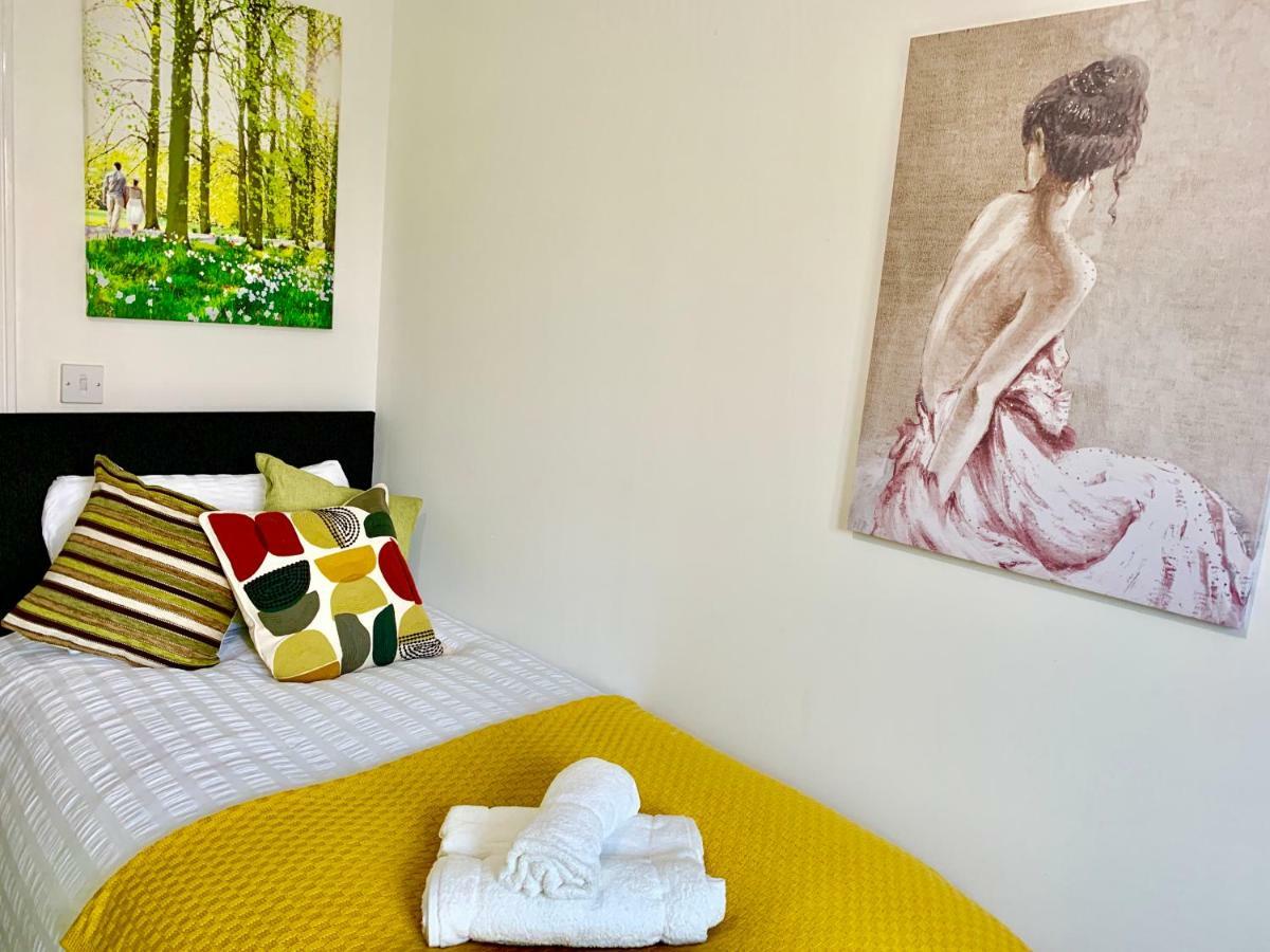 לונדון 2 Bedrooms Modern Apartment, Lounge, Full Kitchen, Balcony, 5 Minutes Stratford Station מראה חיצוני תמונה