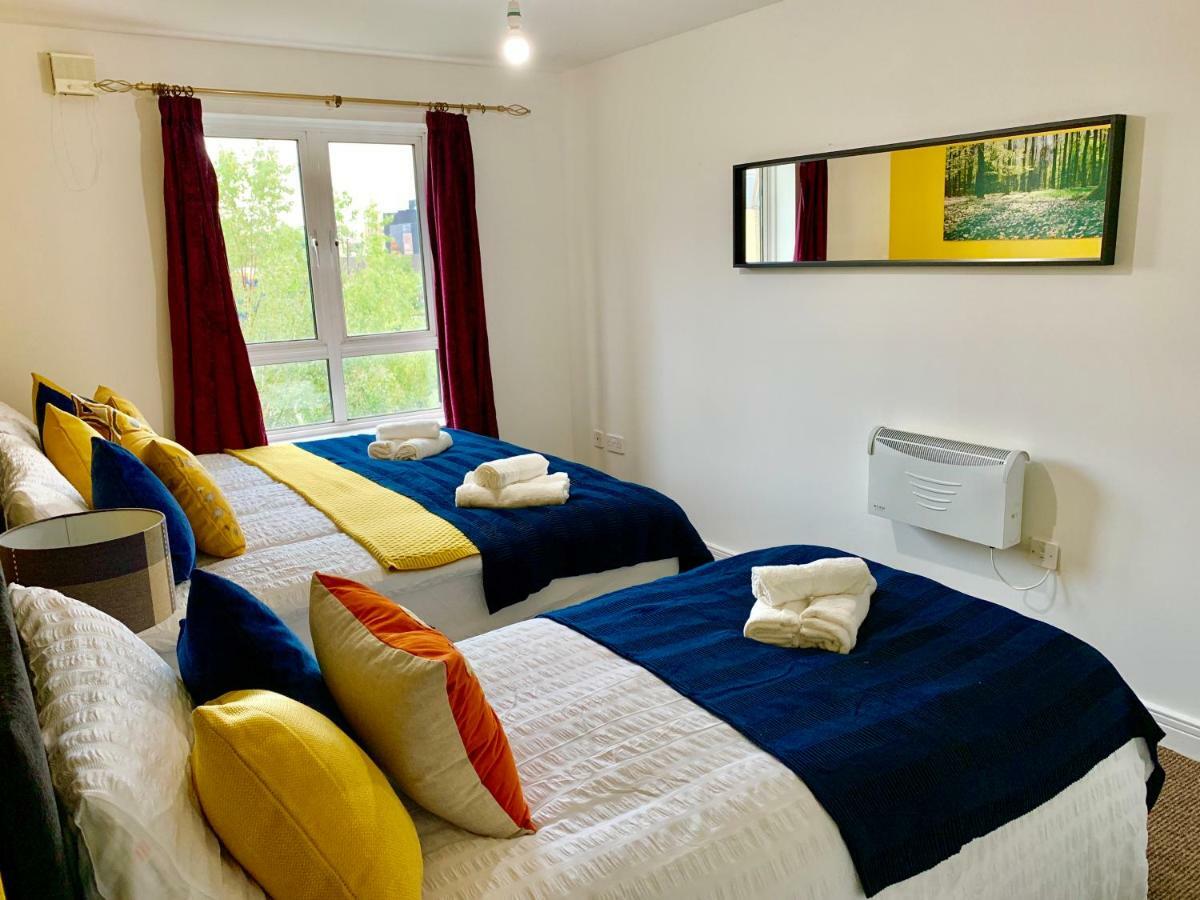 לונדון 2 Bedrooms Modern Apartment, Lounge, Full Kitchen, Balcony, 5 Minutes Stratford Station מראה חיצוני תמונה
