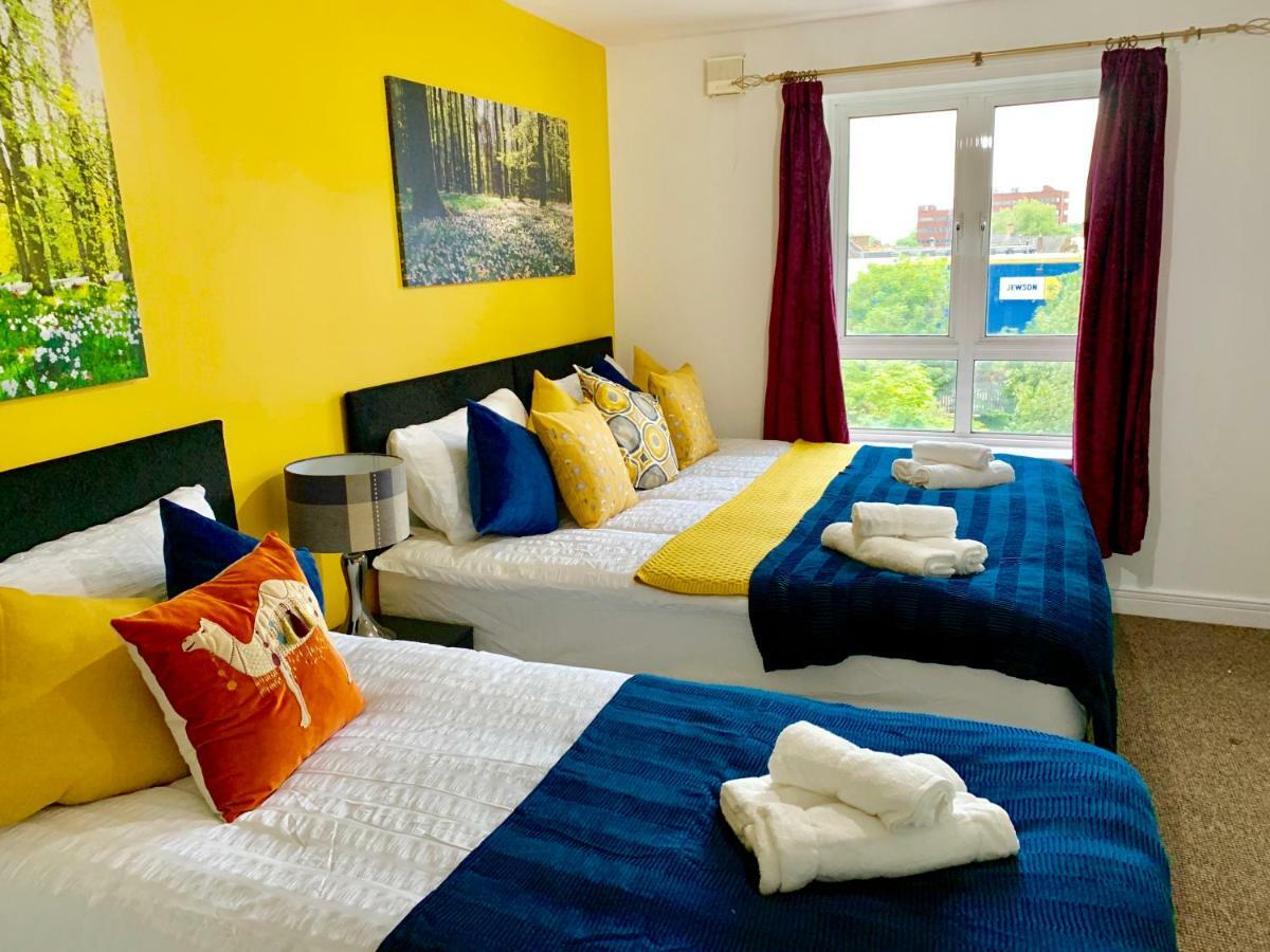 לונדון 2 Bedrooms Modern Apartment, Lounge, Full Kitchen, Balcony, 5 Minutes Stratford Station מראה חיצוני תמונה